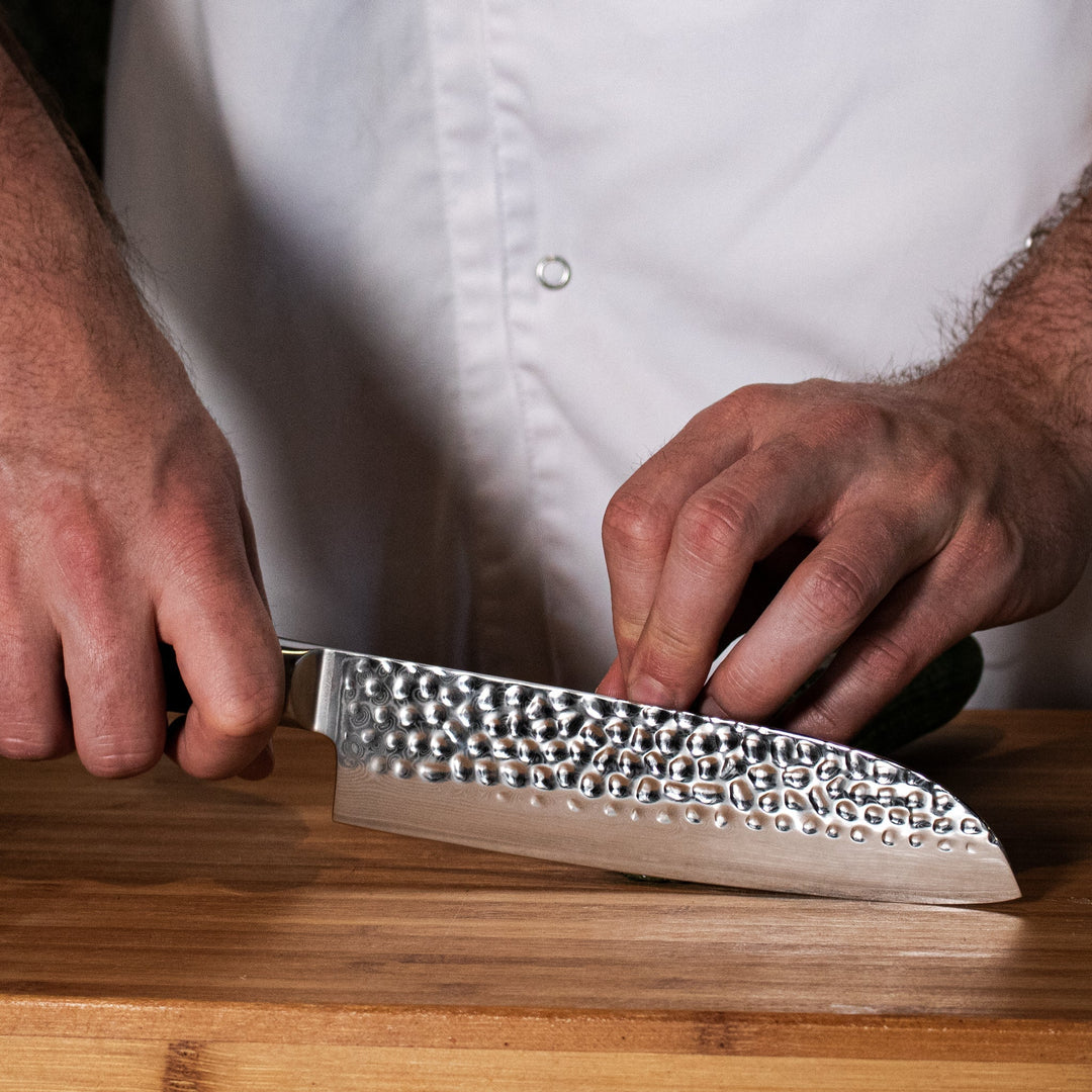 Martelovaný santoku nůž – 18 cm čepel s precizním ostřím
