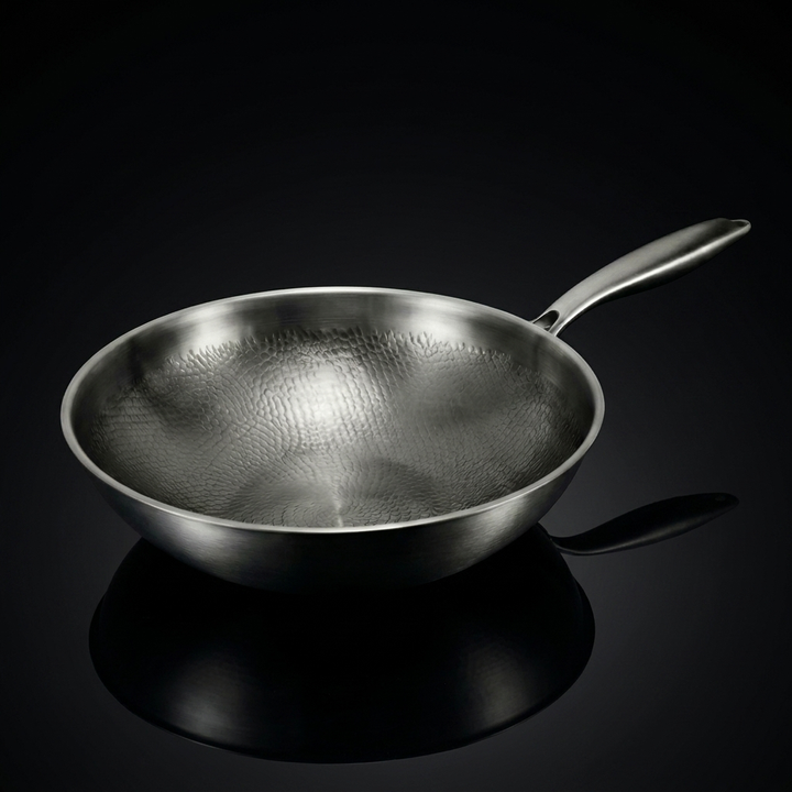 Titanový wok s plochým dnem a martelovaným povrchem