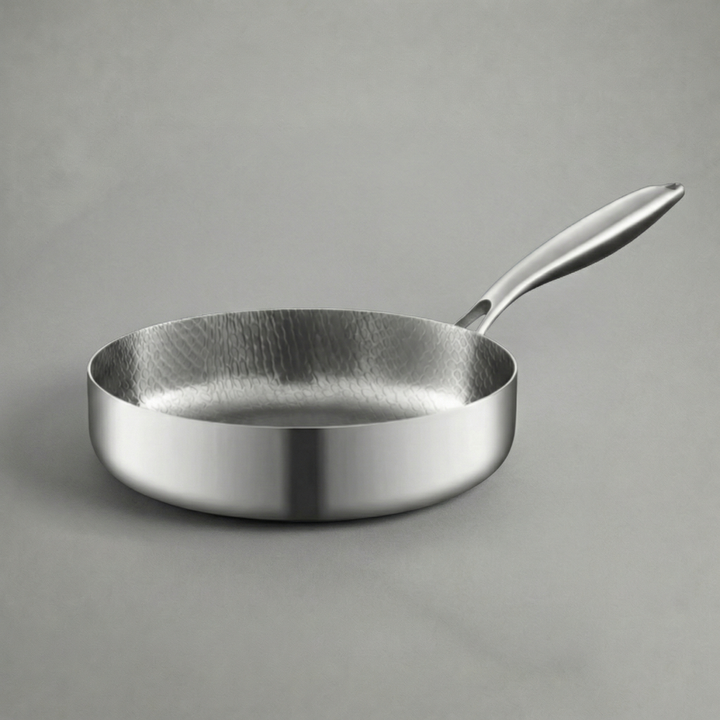 Titanová pánev s vysokými okraji a martelovaným povrchem