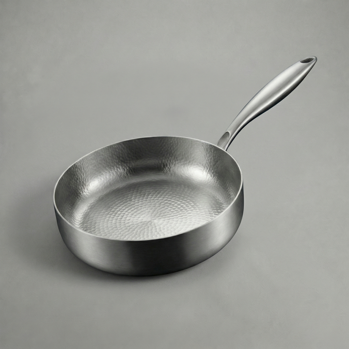 Titanová pánev s vysokými okraji a martelovaným povrchem