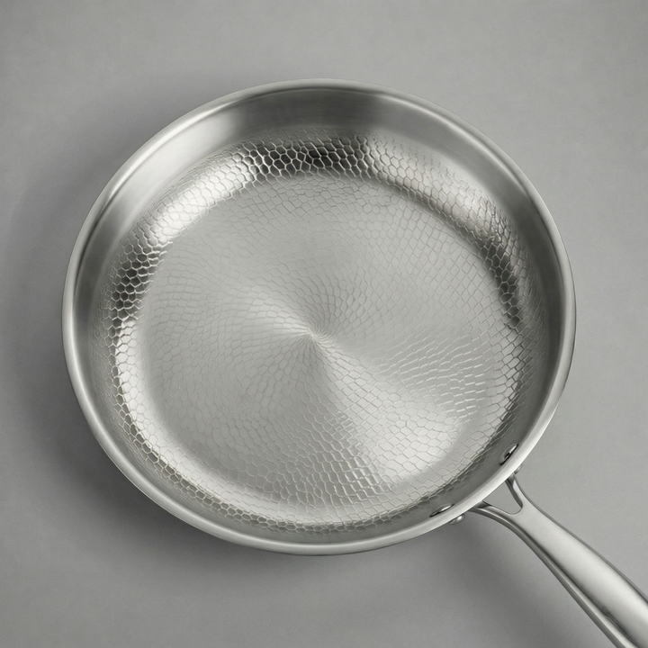 Opatrně kovaná titanová pánev