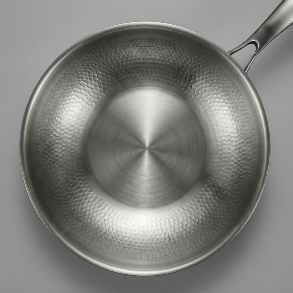 Titanový wok s plochým dnem a martelovaným povrchem