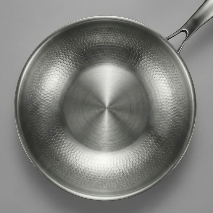 Titanový wok s plochým dnem a martelovaným povrchem