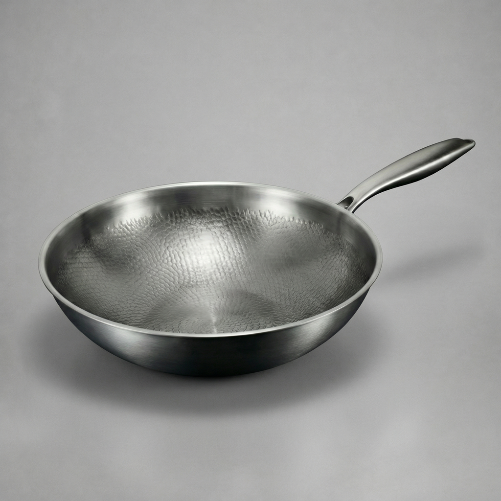 Titanový wok s plochým dnem a martelovaným povrchem
