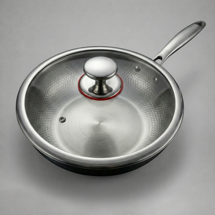 Titanový wok s plochým dnem a martelovaným povrchem